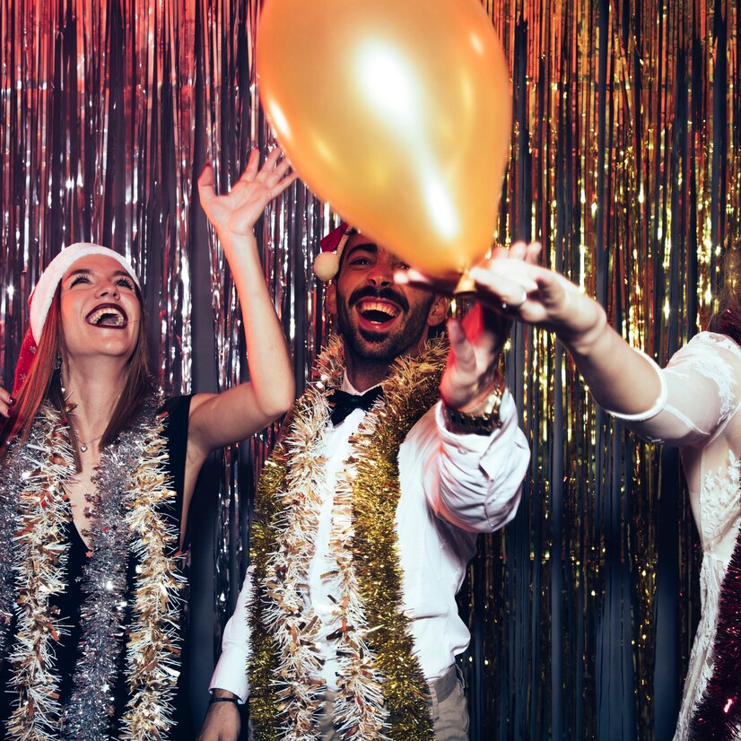 new-year-party-concept-with-friends-celebrating_23-2147715757 Festive friends enjoying a Luxe Photobooth Christmas-themed session in Ottawa.